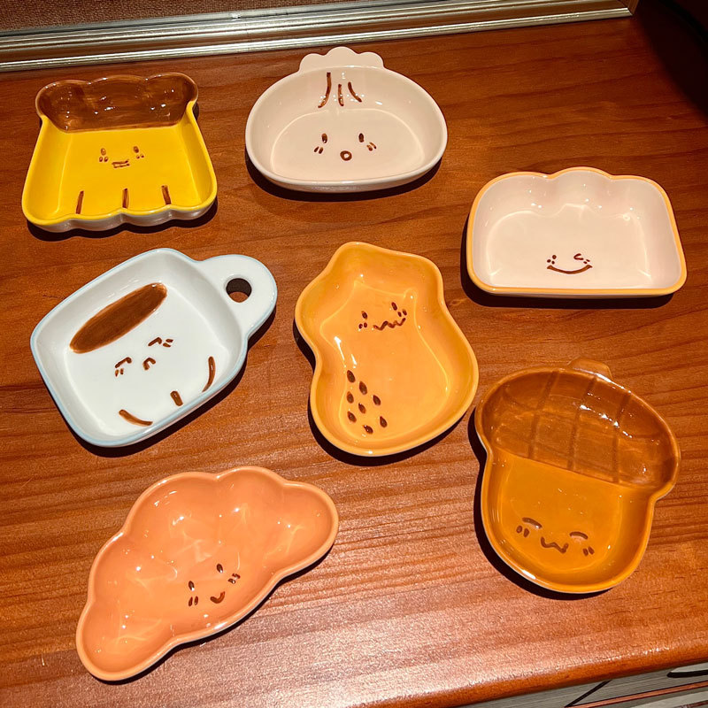 Hand-painted ceramic sauce dish, household seasoning dish, snack plate, dessert plate, cute bread-shaped dipping sauce dish, kitchen supplies Hand-painted ceramic sauce dish, household seasoning dish, snack plate, dessert plate, cute bread-shaped dipping sauce dish, kitchen supplies