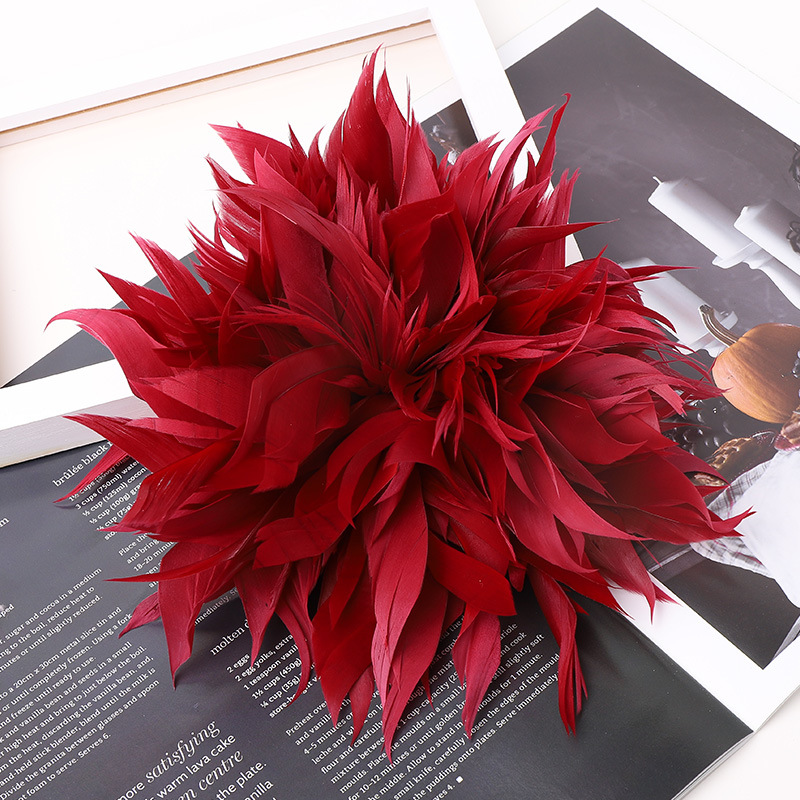 Spilla fiore in piume accessorio moda elegante per donna_voghion.com