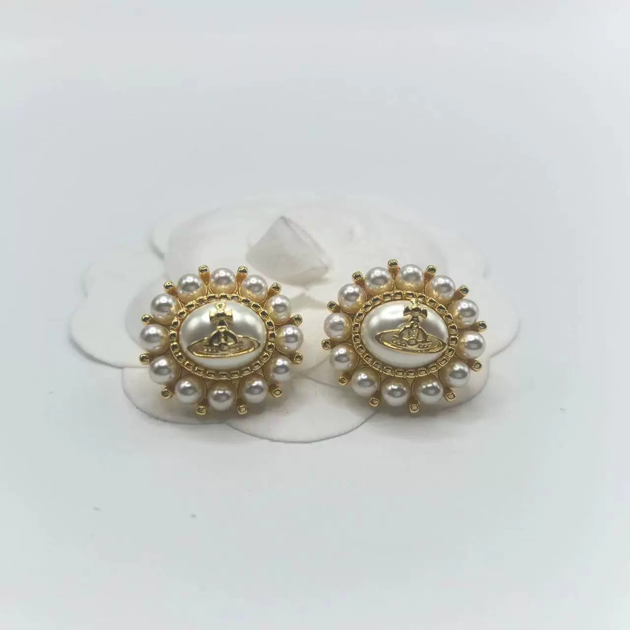 Осенне-зимние серьги AMAYA от Vivienne Westwood Queen Mother Sunflower Saturn Pearl