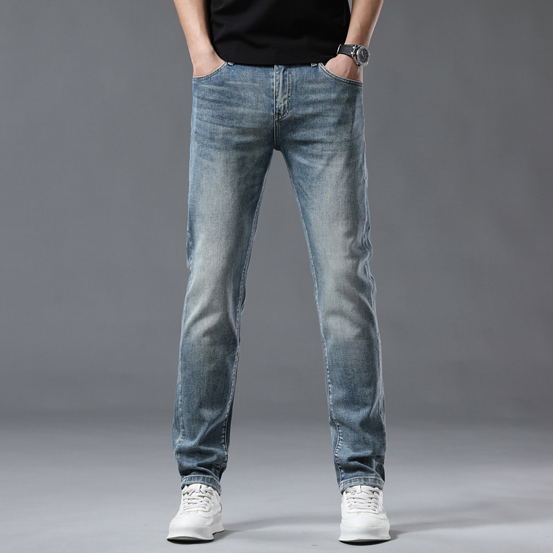 Lujo ligero de gama alta Europa primavera y verano 2025 nuevos jeans de algodón para hombres pequeños pantalones casuales elásticos rectos