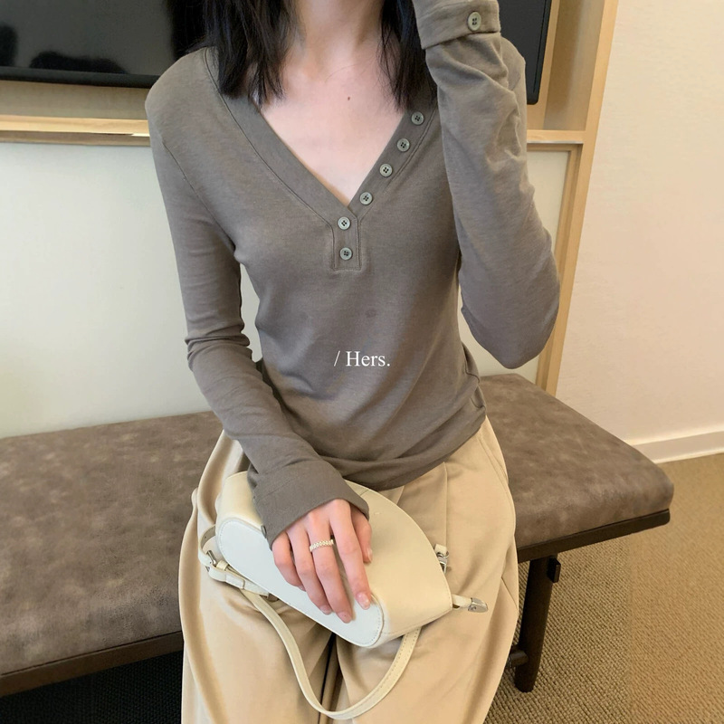 Hers Yisao Tian 2026 early autumn new V-neck buttoned slim-fit versatile long-sleeve base shirt top