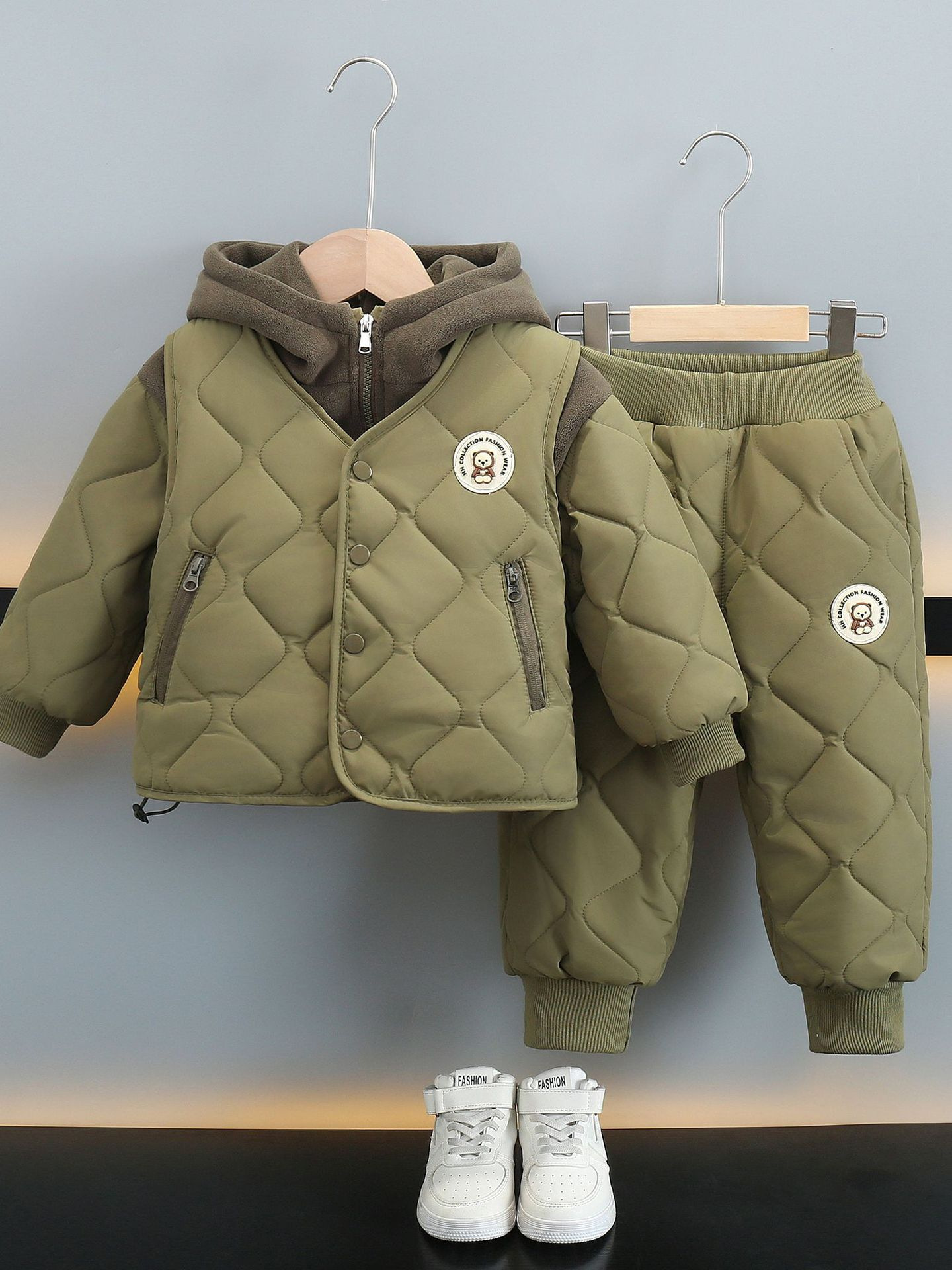 6753 Traje de chaleco para niños Ropa de otoño e invierno 2025 Nuevos niños más terciopelo engrosamiento Chaqueta de algodón de invierno coreana de tres piezas