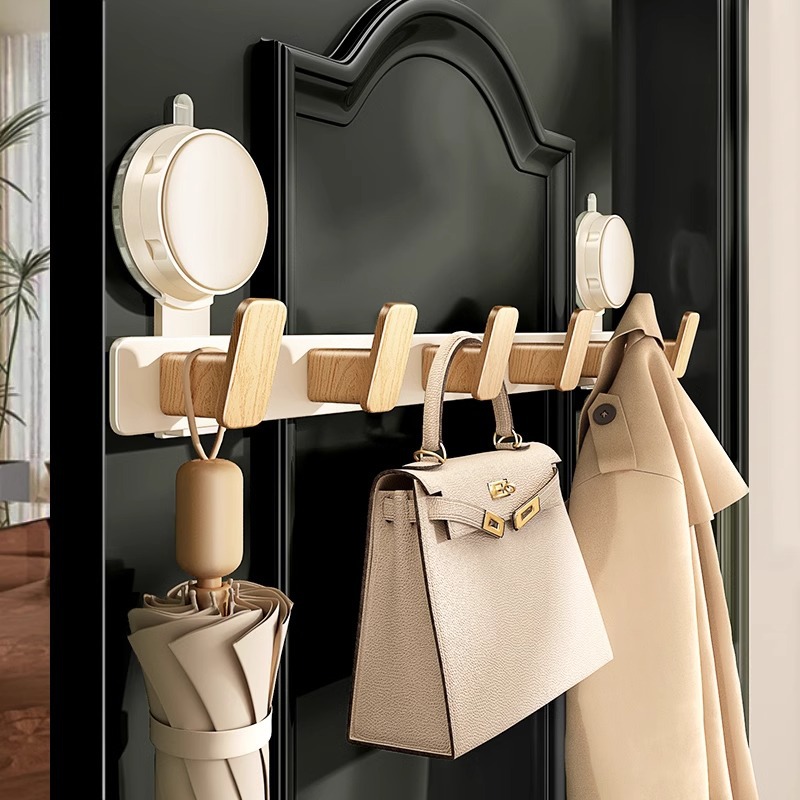 Gancho de ventosa detrás de la puerta una fila de agujeros sin perforación fuerte portante de carga en el área de percha de ropa colgada por el portal en la puerta de entrada de almacenamiento de estantes