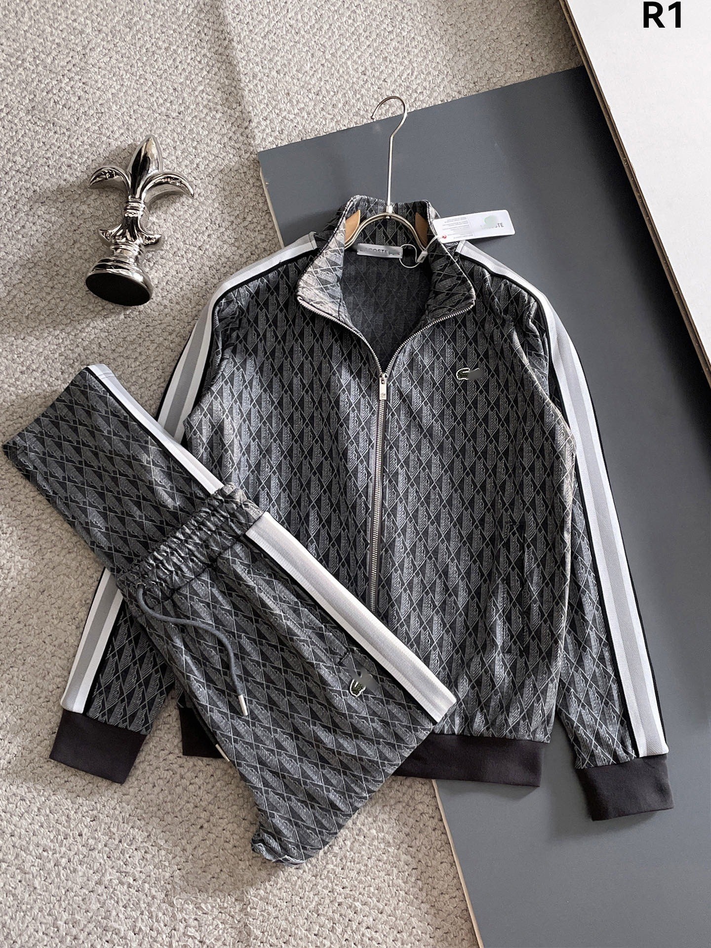 Dark gray / M