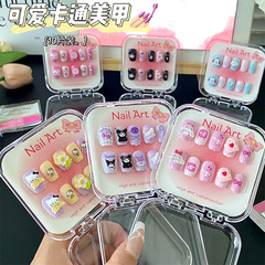 かわいい子供は甲のゼリーの漫画のネイルの完成品を身につけて甲の切れの偽の爪の切れを身につけてツールを持って屋台を並べます。