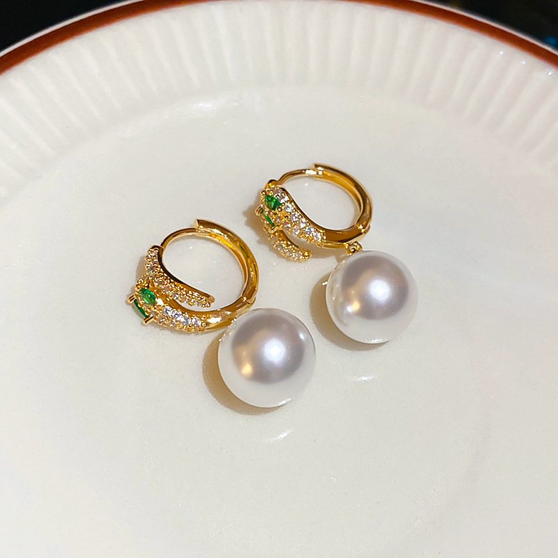 Pendientes de perlas asimétricas con cuernos de diamantes súper parpadeantes de plata Pendientes de nicho de viento frío femenino Pendientes de lujo ligero de alta calidad