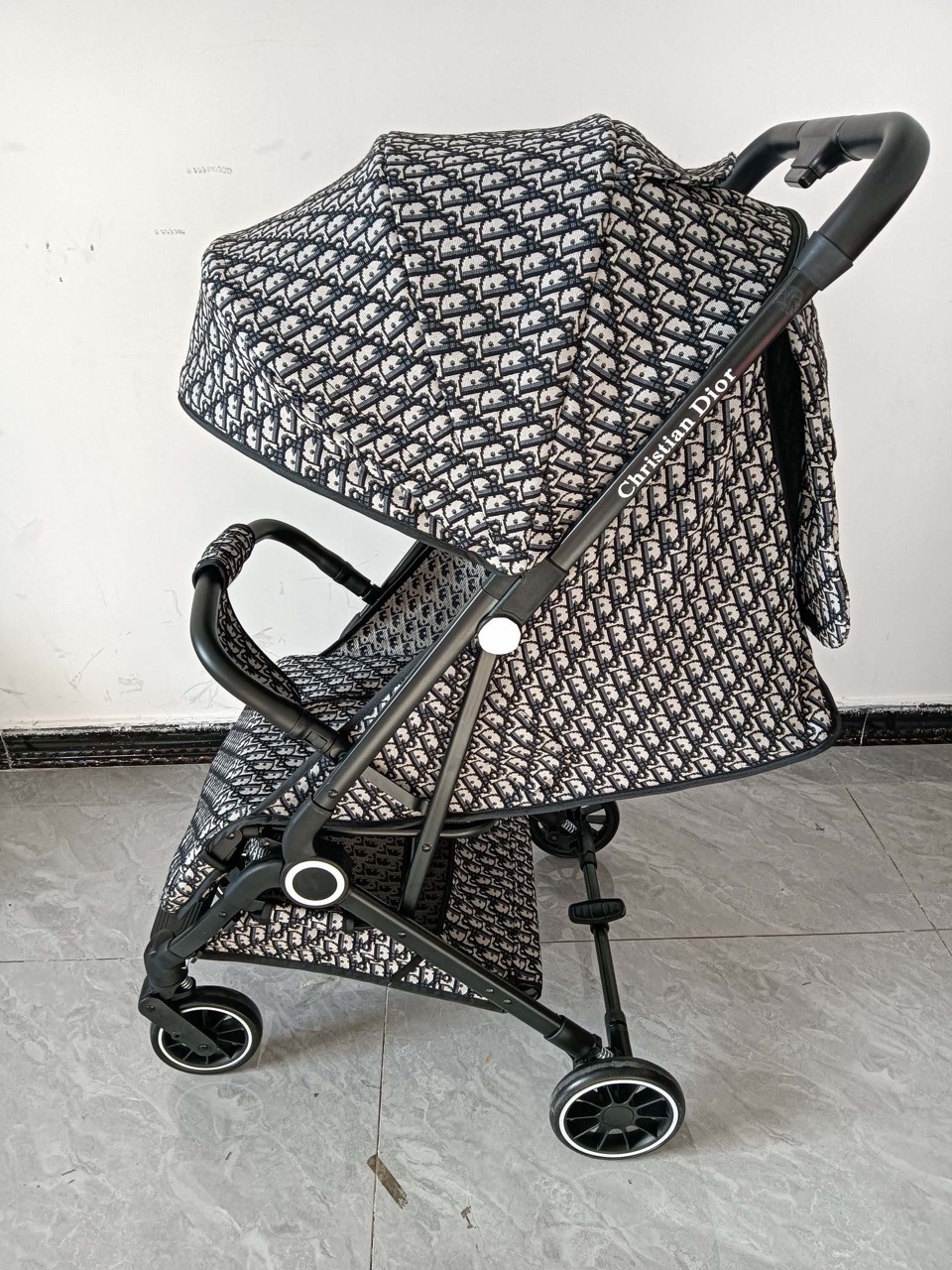 European and American Style Baby Stroller That Can Sit and Lie Down, Lightweight Folding Four-Wheel Shock-Absorbing Newborn Stroller Baby Stroller