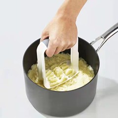 ステンレスのマッシュポテトのおろし器の補助食は神器のサツマイモのサツマイモの粉砕器の家庭用の手動のおろし器を押します。