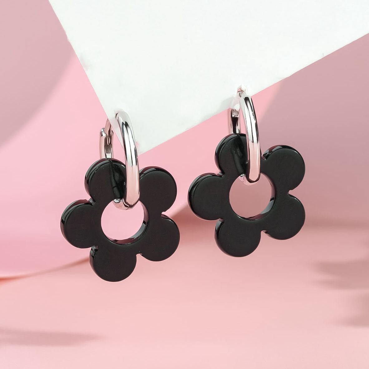 Aretes de flores negras retro S925 plata simple y fría pernos de aretes de nicho de diseño de aretes dulces aretes versátiles