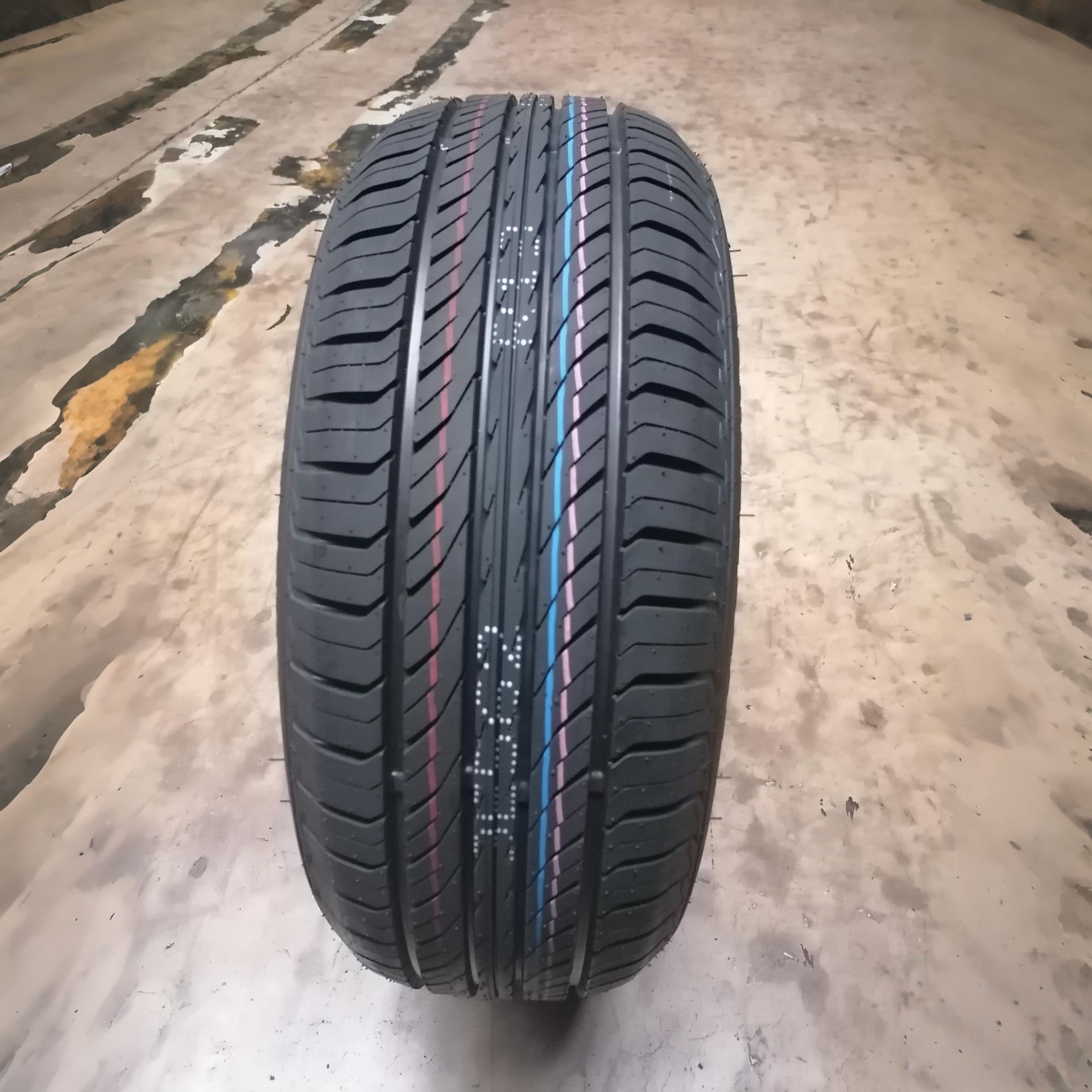 Neumáticos para automóviles R15R16R17 Neumáticos para automóviles multitamaño al por mayor y al por menor