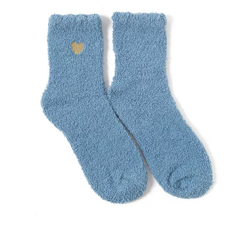 Calcetines hasta la pantorrilla con bordado de corazón en hilo dorado que no se desprende, calcetines cálidos para estar en casa, calcetines de invierno para dormir para mujer, calcetines de felpa coral de fábrica.