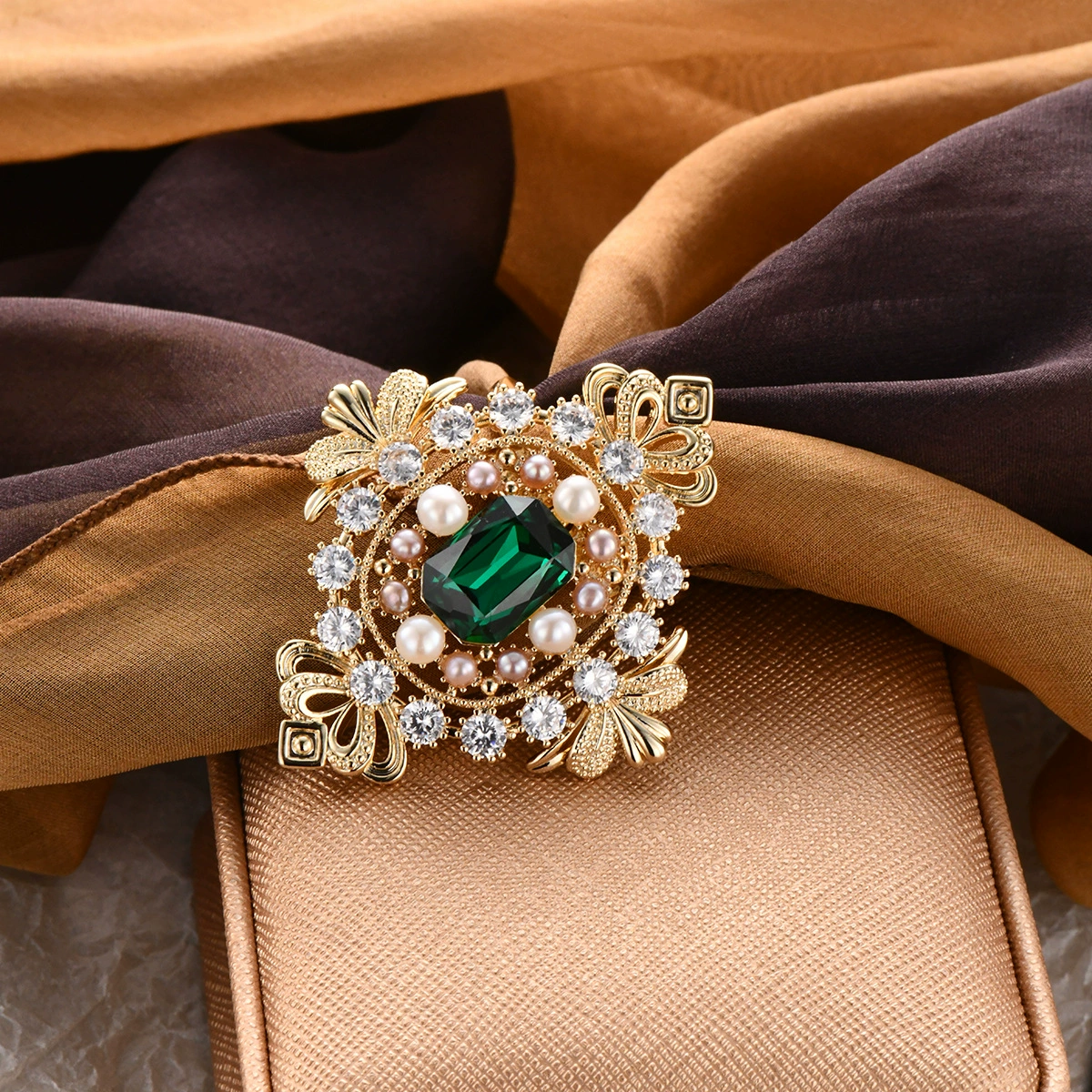 Middle -aged money -style silk scarf buckle brooches dual -use pure copper inlaid freshwater pearl Austrian crystal gold -plated high -end