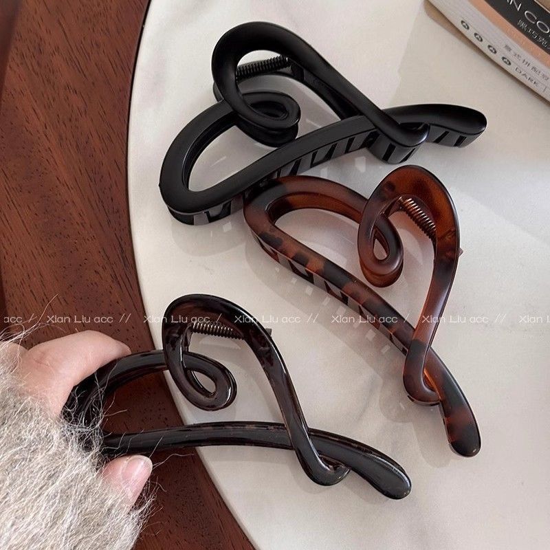 Chic Matte Black Heart-Shaped Clip Image 5