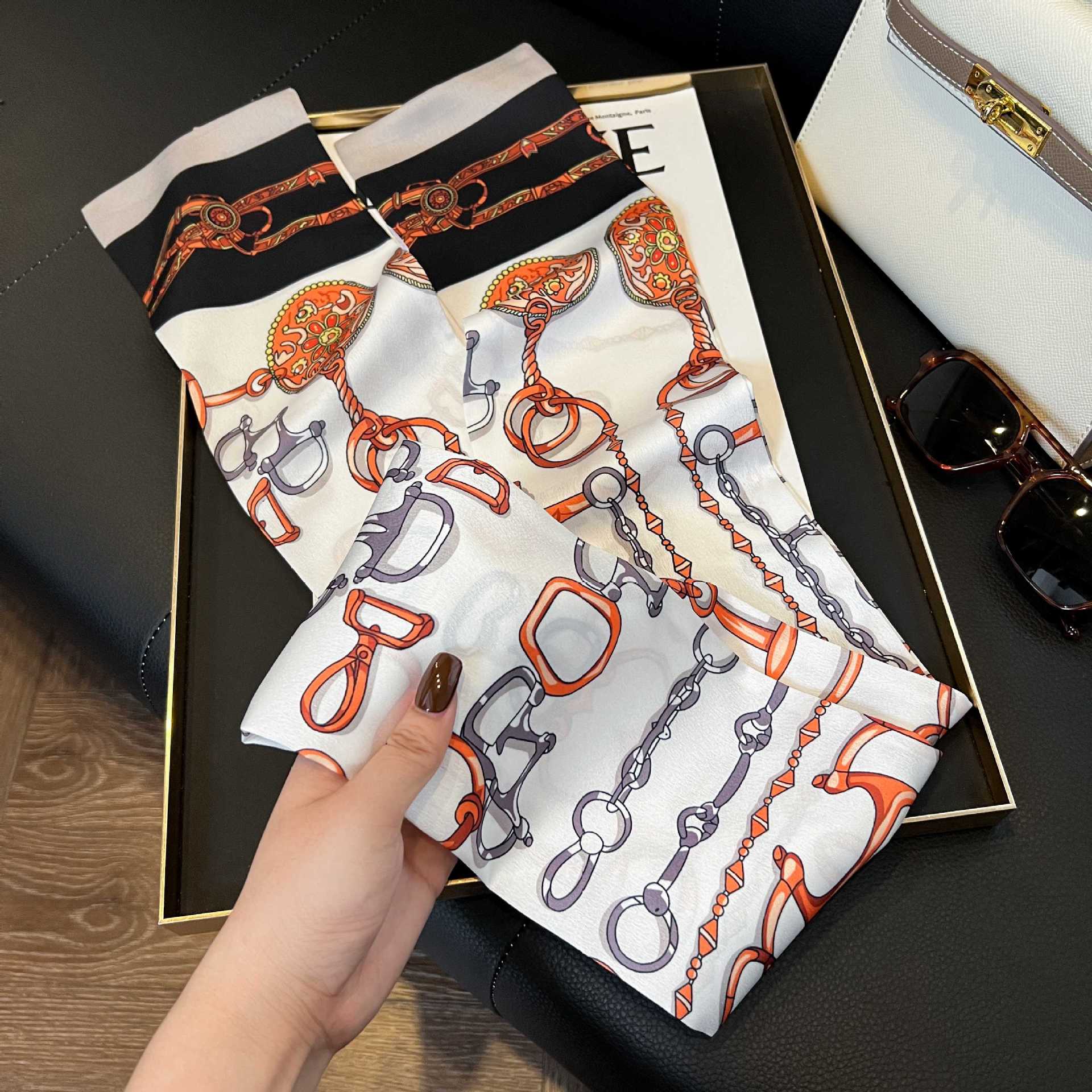 Nueva bufanda de seda pequeña banda larga estrecha para el cabello mujer estilo primavera y otoño moda madre bufanda estilo verano estilo fino serpentina bufanda al por mayor