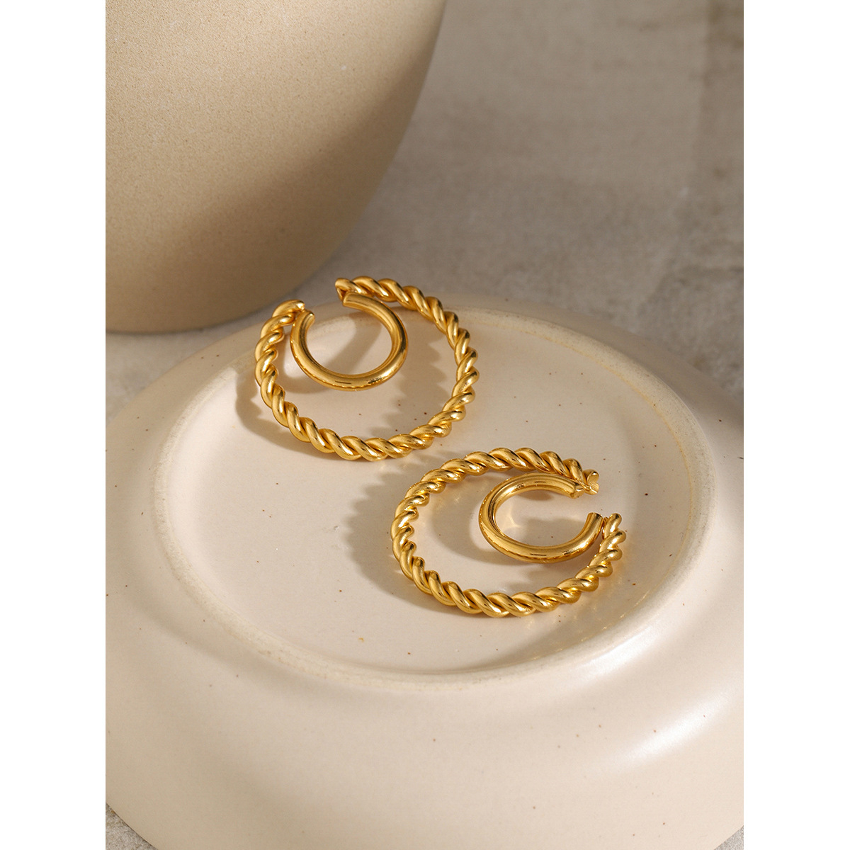 18k oro bobina de acero inoxidable bobina de torsión de doble capa clips de orejas europeas y americanas rojas de la misma moda clips de orejas de acero de titanio mujeres