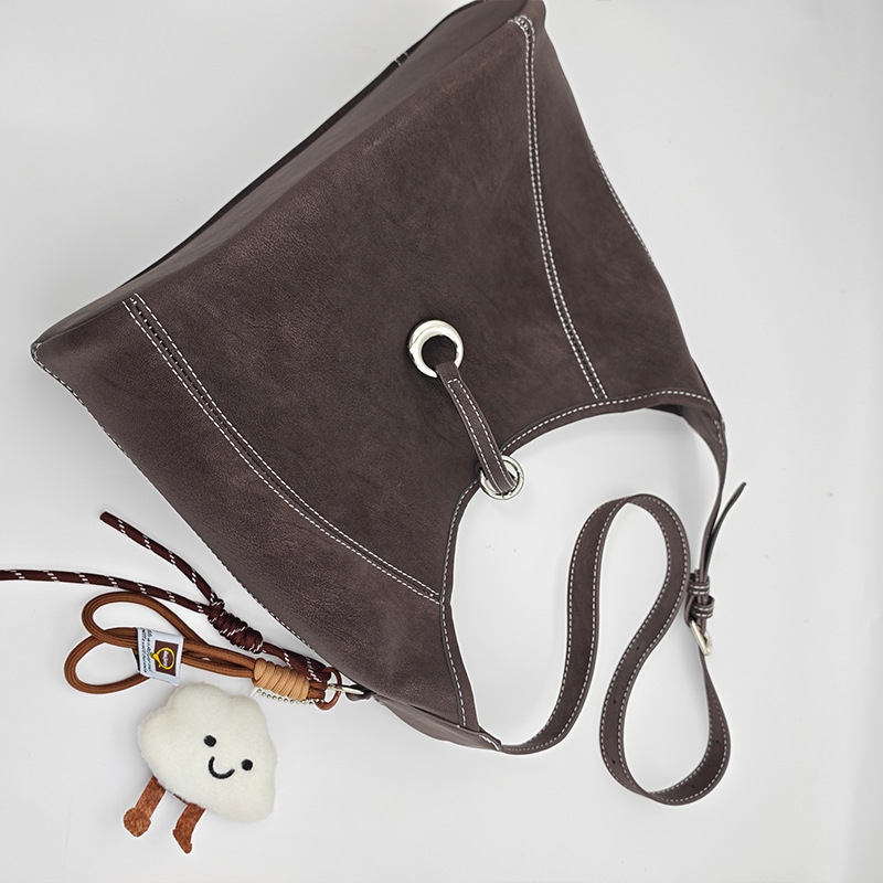 Niche Zhong retro buckle brazaleta alta sensación de viaje bolsa de hombro de moda exquisita bolsa de mano de mujer