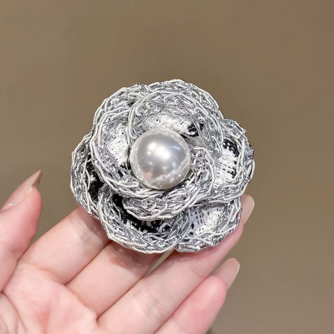Elegante Vintage Kamelien Brosche Mit Perlen Für Damen Kleider_voghion.com