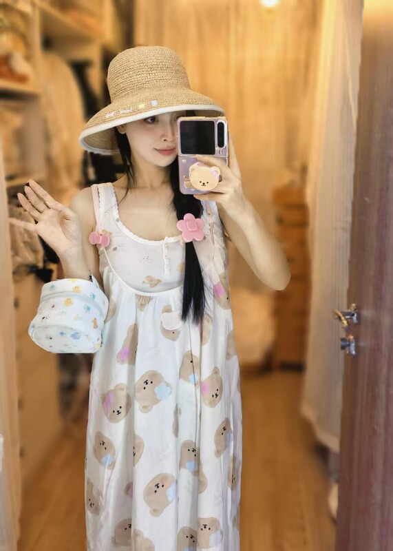 Korean-style gentle floral print long dress for women, featuring a cute bear design, a loose fit, a slimming effect, and breathable fabric, perfect for wearing at home Korean-style gentle floral print long dress for women, featuring a cute bear design, a loose fit, a slimming effect, and breathable fabric, perfect for wearing at home