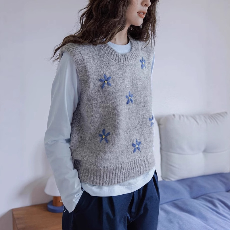 Momolife Soft Waxy Gray Small Blue Embroidered Layered Sweater Vest Women's Autumn Sleeveless Pullover Style Short Vest