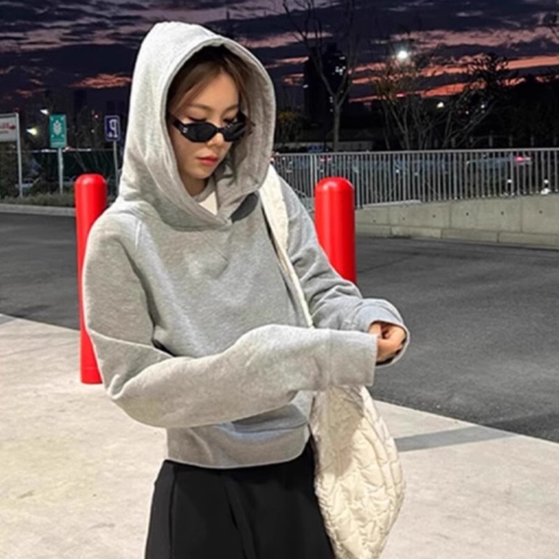 灰色短款连帽卫衣女2025新款正肩显瘦早秋季穿搭修身内搭上衣女款|undefined