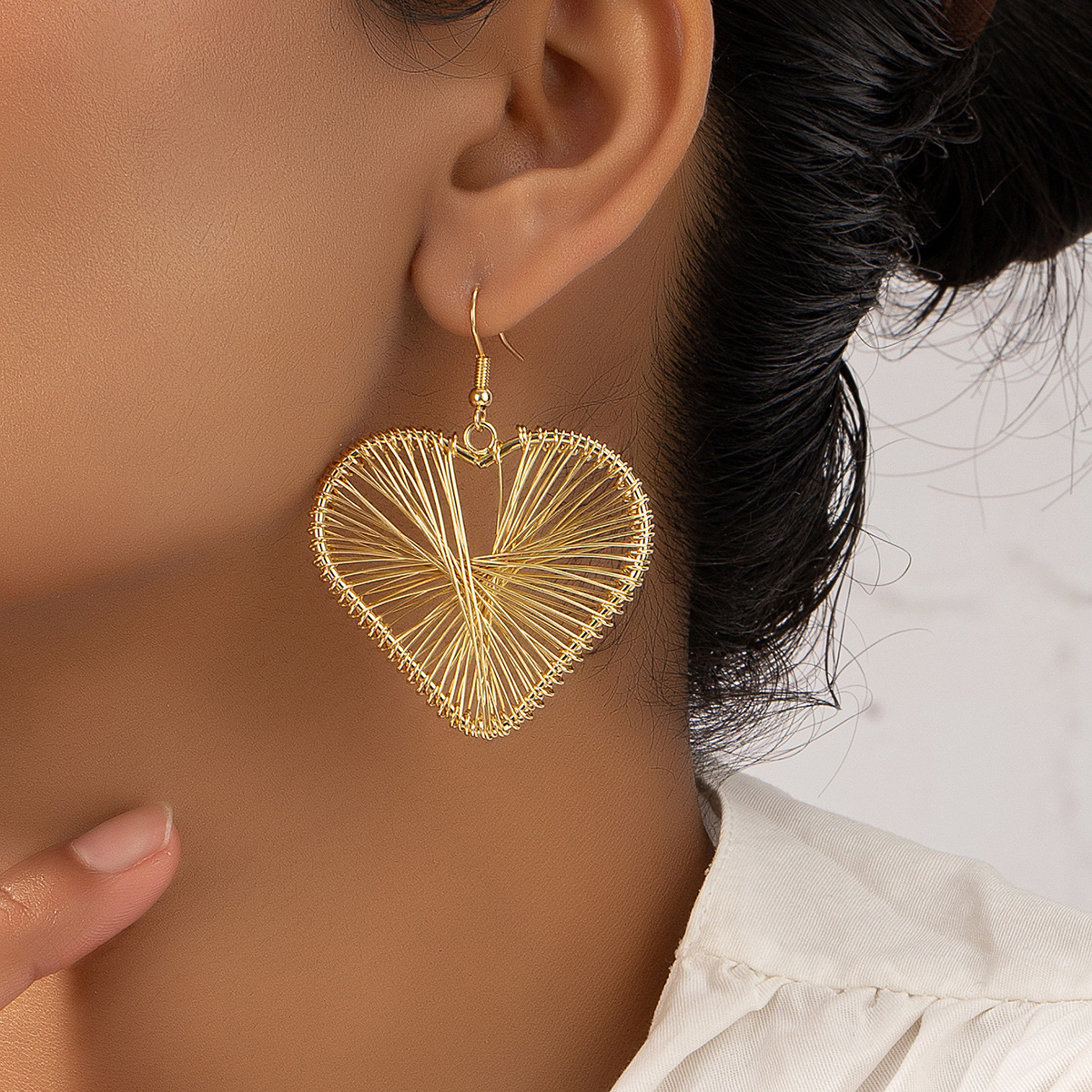 Simple Style Hollow Striped Three-dimensional Heart-shaped Pendant Earrings display picture 5