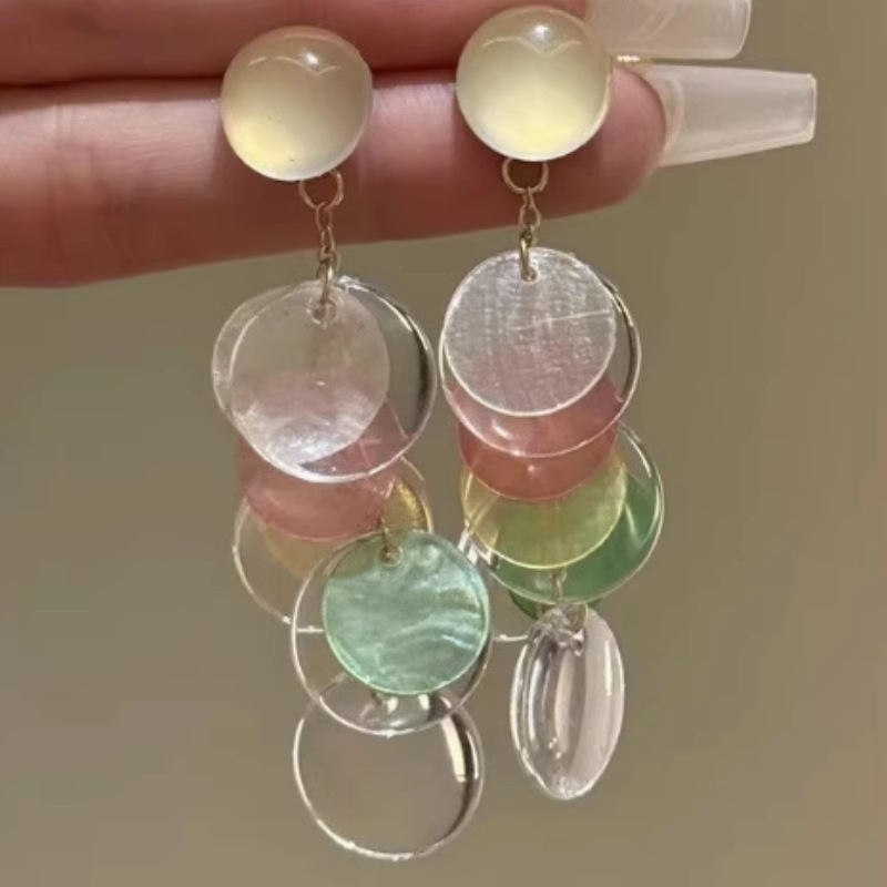 Pendientes de borla de concha redonda con aguja de plata Pendientes de temperamento de estilo de vacaciones junto al mar Pendientes de todo fósforo de alta gama de moda al por mayor