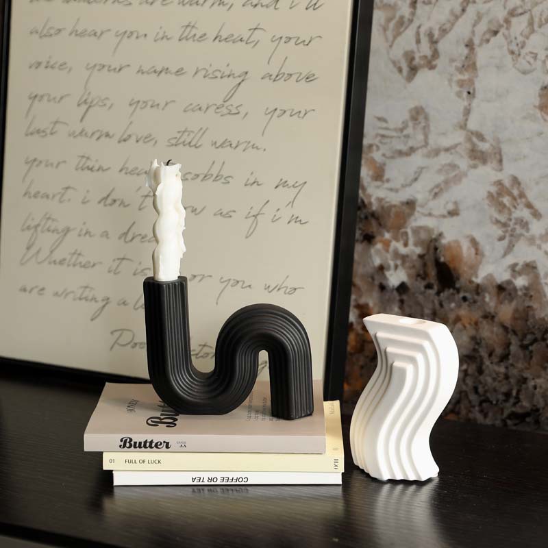 Wabi-Jifeng Candelero de cerámica antigua Decoración de mesa de sala de estar Adornos de estilo ins en blanco y negro Candelero Decoración suave