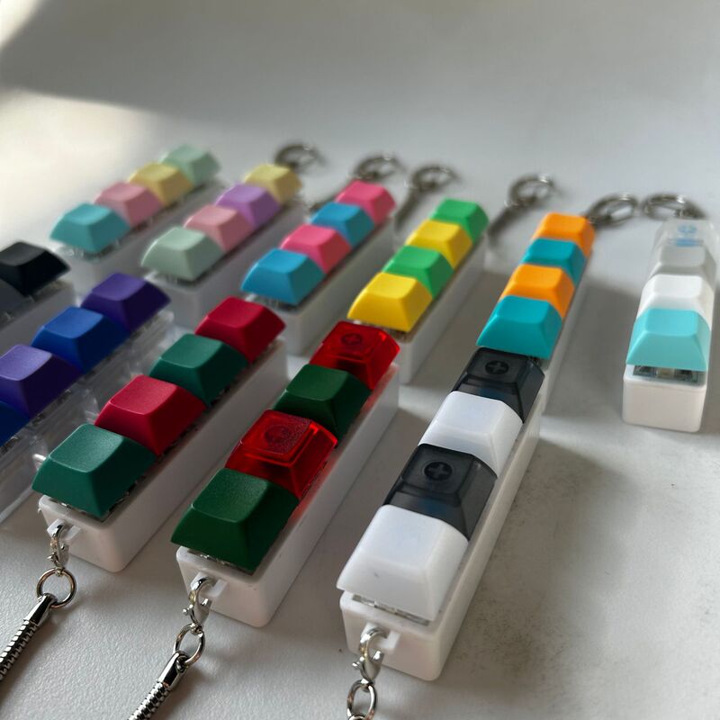 クロスボーダーカラー一字型四ボタンのキーホルダーの指先を押して解凍します。|undefined