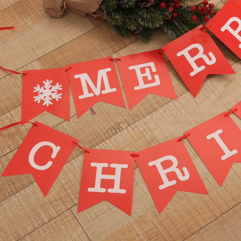 欧米のクリスマスmerry christmasの場所には、紙の旗を飾るクリスマスの楽しい横断幕が飾られている|undefined