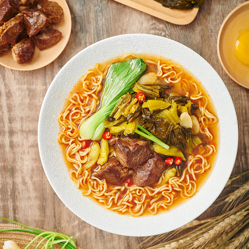 白象のインスタントラーメンの桶にカップラーメンを入れます。|undefined