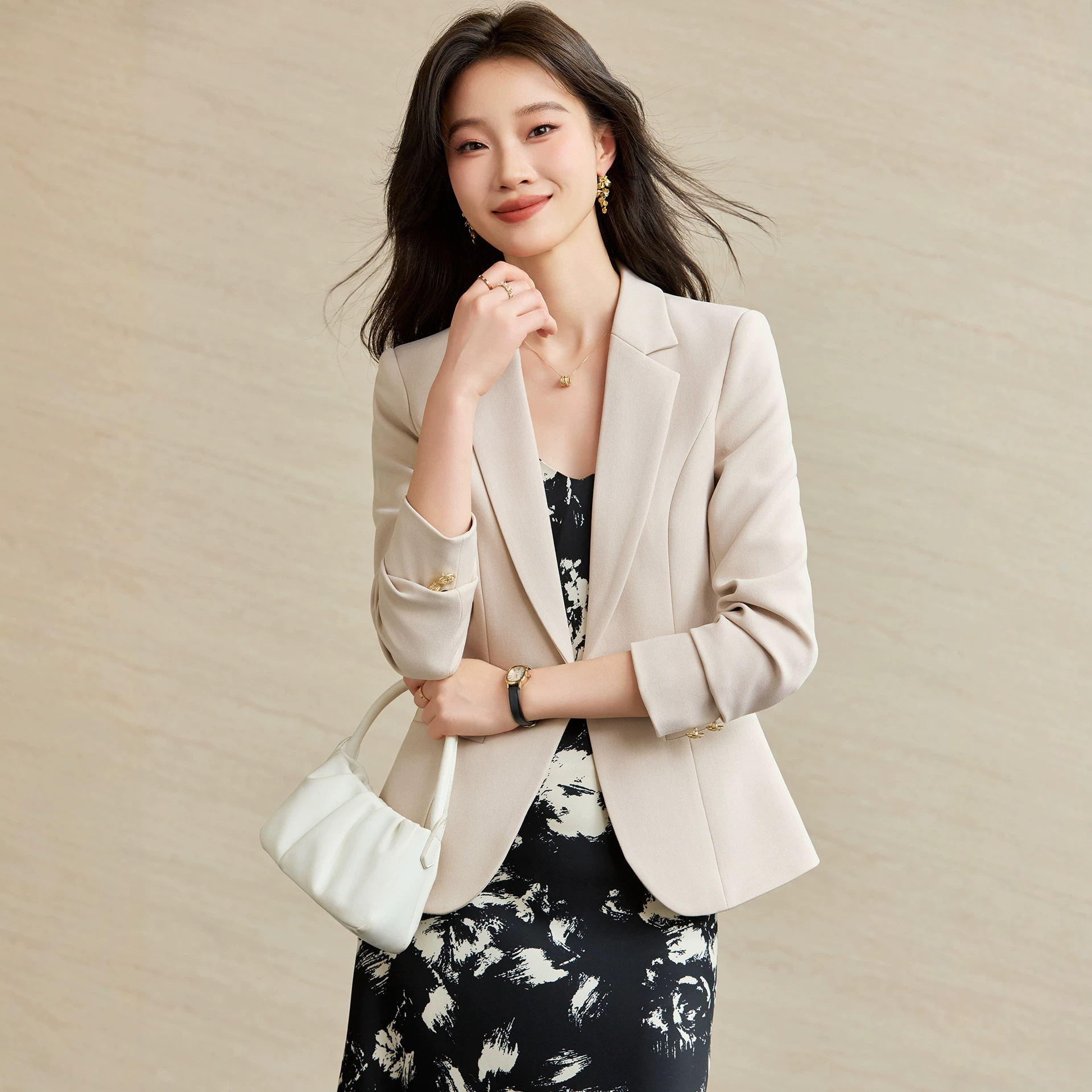 Off-white women's suit jacket, 2026 new style, long sleeve, single button, high-end professional attire, mature and sophisticated autumn style.