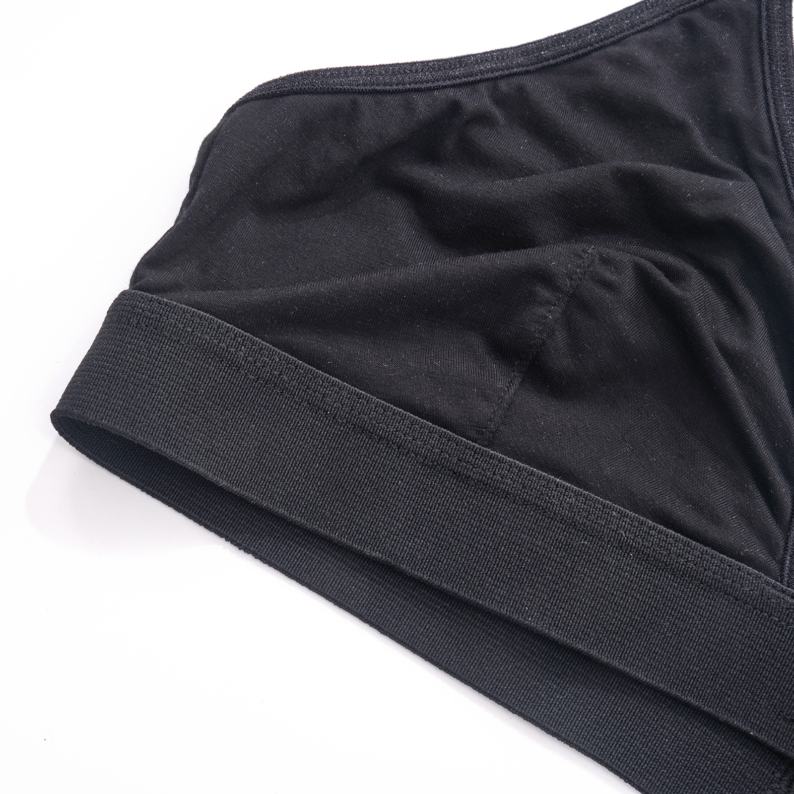 Completo intimo da donna nero in fibra di bambù, composto da reggiseno e slip, semplice e comodo, a due pezzi con triangolo in tinta unita._voghion.com