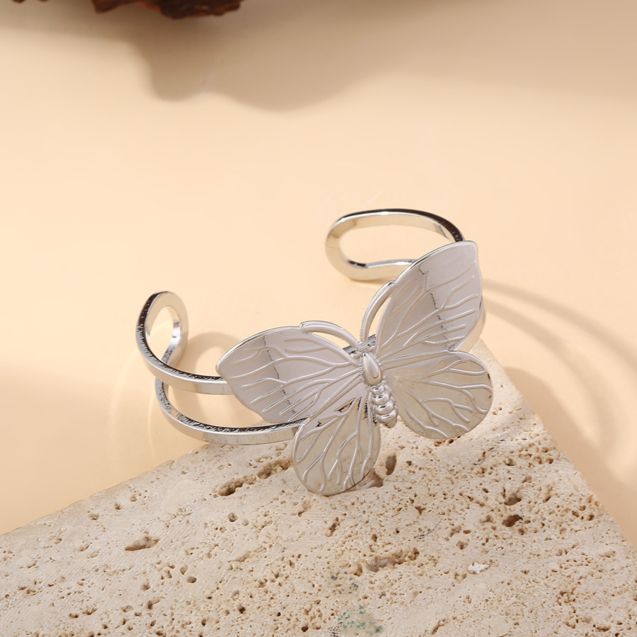 Europa y los Estados Unidos personalidad transfronteriza estereoscópica gran pulsera de mariposa dulce chica caliente viento medio abierto personalidad pulsera de latón mujer