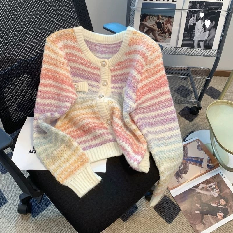 Cardigan de punto para mujeres otoño y invierno con un nuevo tipo de hombre pequeño, un suéter corto a rayas de color image 2