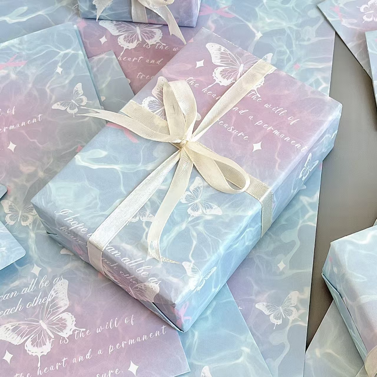 Papel de embalaje de mariposa ondulada de agua de alto valor de gran tamaño para enviar a amigos regalos de vacaciones papel de embalaje espeso