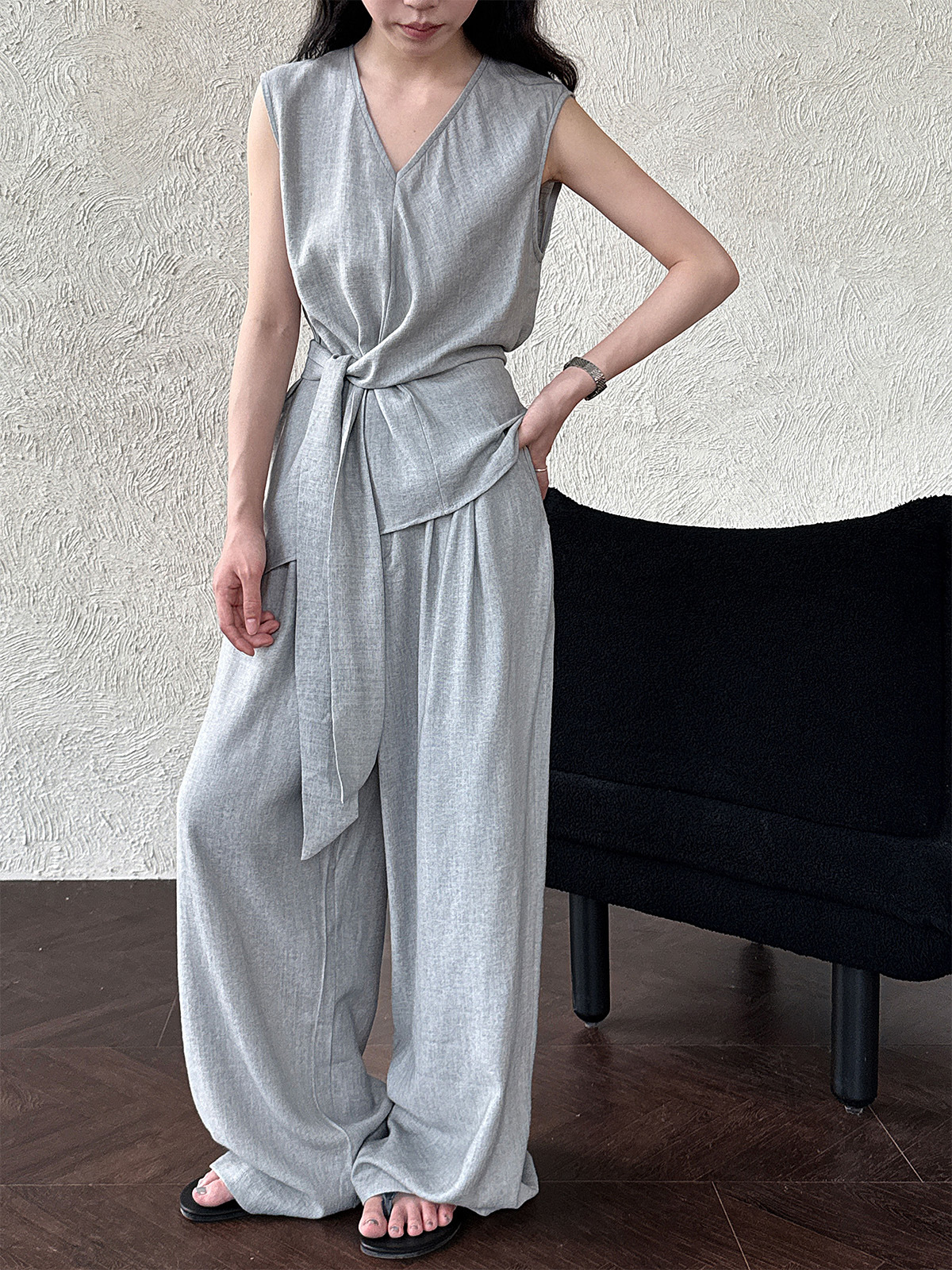 Koreysʻka uslubi V boshoqli qoʻlsiz koza va kʻosh toʻgʻra shim to'plami