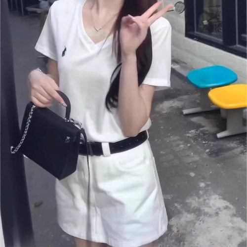 White American-style high-waisted, body-hugging denim mini skirt for women—perfect for petite figures, ideal for bold yet sweet, slimming, and figure-flattering summer skort.