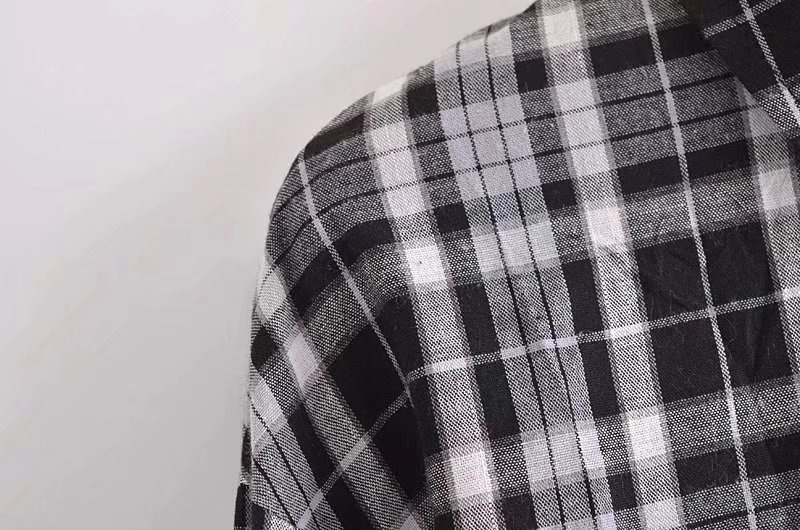 Blusa corta de manga larga delgada con solapa de color a cuadros en contraste NSXDX117992