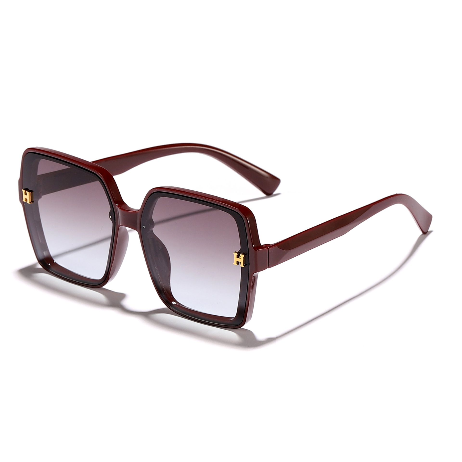2024 nuevas gafas de sol anti-ultravioleta de marco generoso retro, accesorios de letras de sentido avanzado, gafas de sol imprescindibles para disparos callejeros de moda