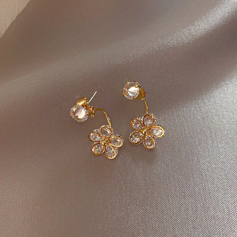 Pendientes de perlas asimétricas con cuernos de diamantes súper parpadeantes de plata Pendientes de nicho de viento frío femenino Pendientes de lujo ligero de alta calidad