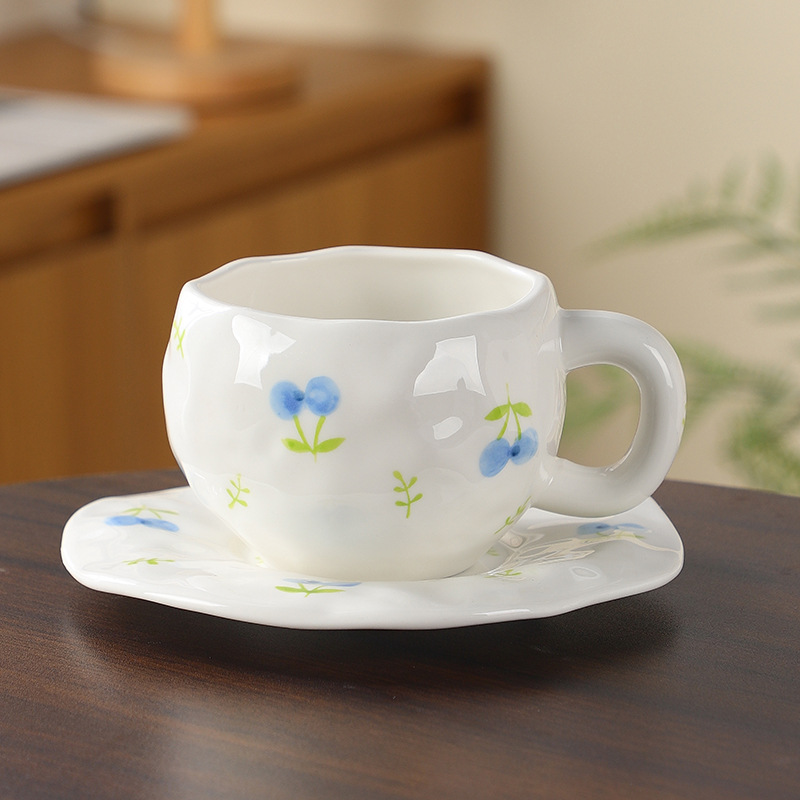 Estilo coreano inswind mano flor cerámica taza de café y plato conjunto taza de té de la tarde pequeñas flores pintadas a mano taza un plato