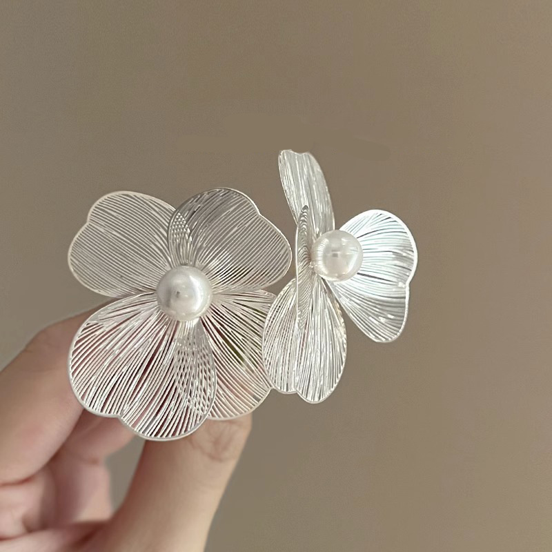 35g Weight Pearl Inlay Material 1 Pair Simple Style Flower Inlay Alloy Pearl Ear Studs