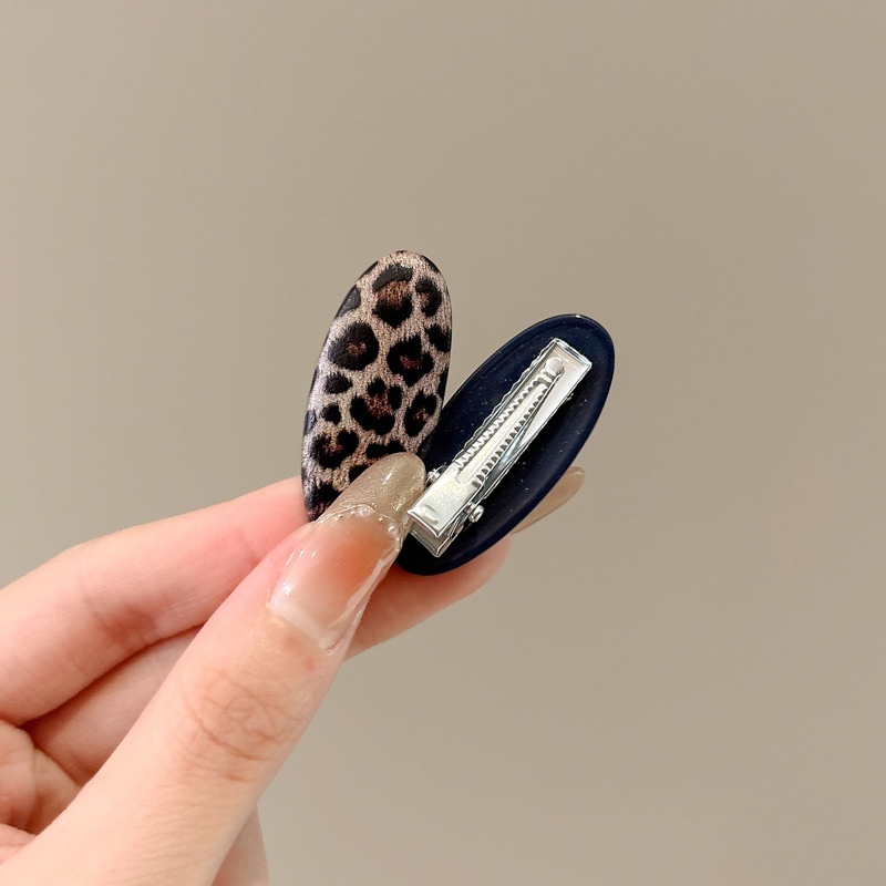 Temperamento Horquilla de ácido acético Horquilla rota lateral con estampado de leopardo 2025 Nuevo clip de pico de pato estilo retro de Hong Kong Tocado de horquilla simple