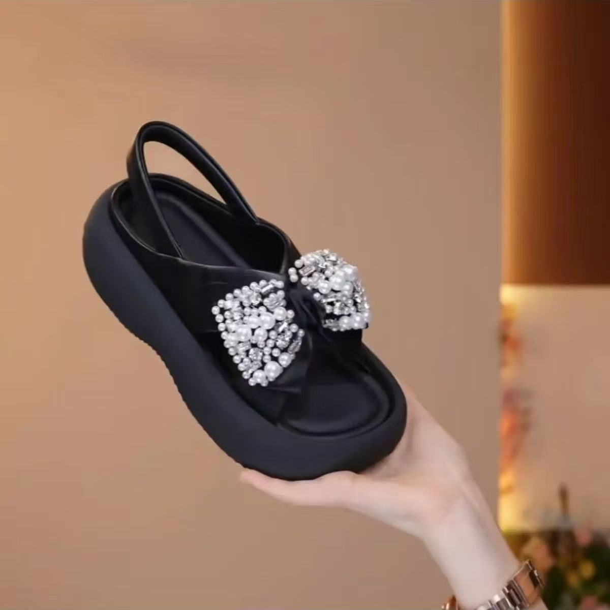 Fairy Wind Bound Water Diamond Sandals 2026 primavera nuevo medio trapezo de moda para usar zapatillas frías de fondo grueso