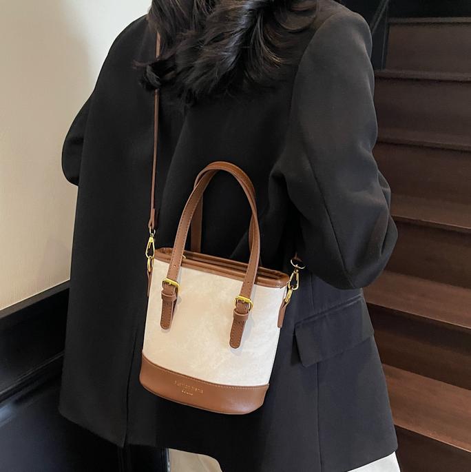 Bolso de mano de color de contraste de comercio exterior para mujer 2025 nuevo bolso de cubo de ocio salvaje simple bolso de mensajero de un solo hombro de alta gama