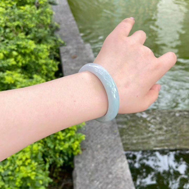 Vòng tay ngọc bích tự nhiên Myanmar Laokeng màu xanh nhạt cao cấp, đường kính trong 52–64 mm chi tiết 2
