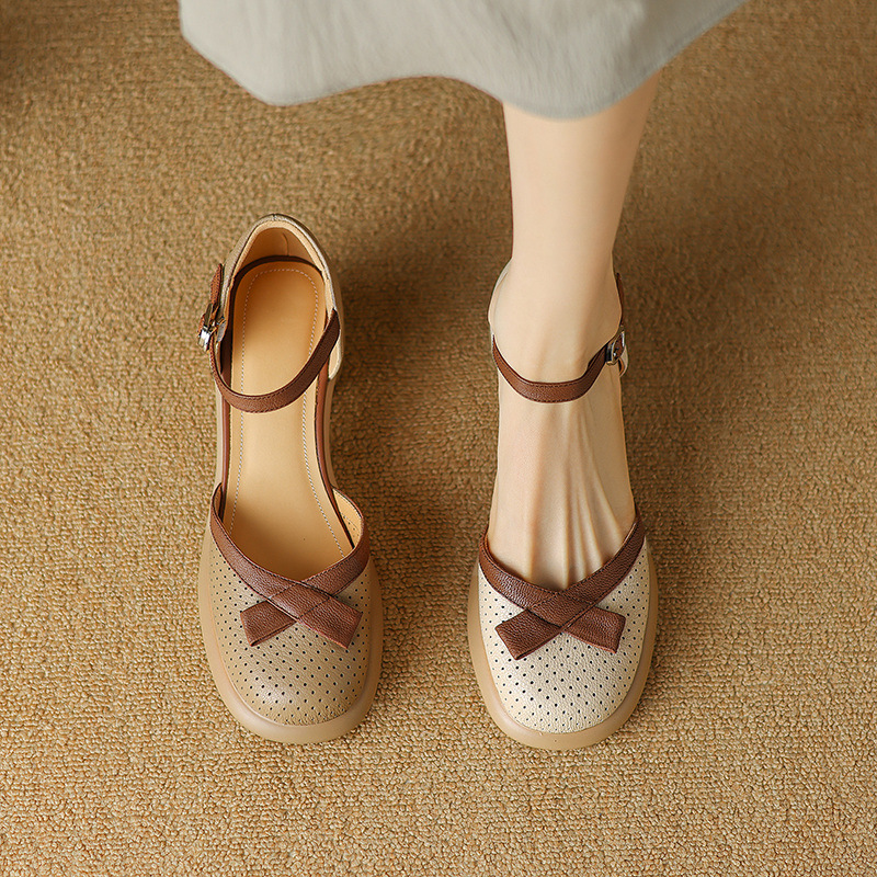 Sandal nữ bít mũi đục lỗ da cừu, quai ngang thắt nơ, gót vuông đế dày — Màu trắng be