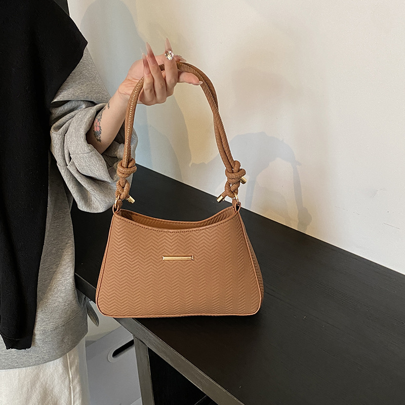 Bolso bandolera marrón con leche caramelizada para mujer 2023 nuevo bolso bandolera de otoño e invierno bolso de axila de viajero