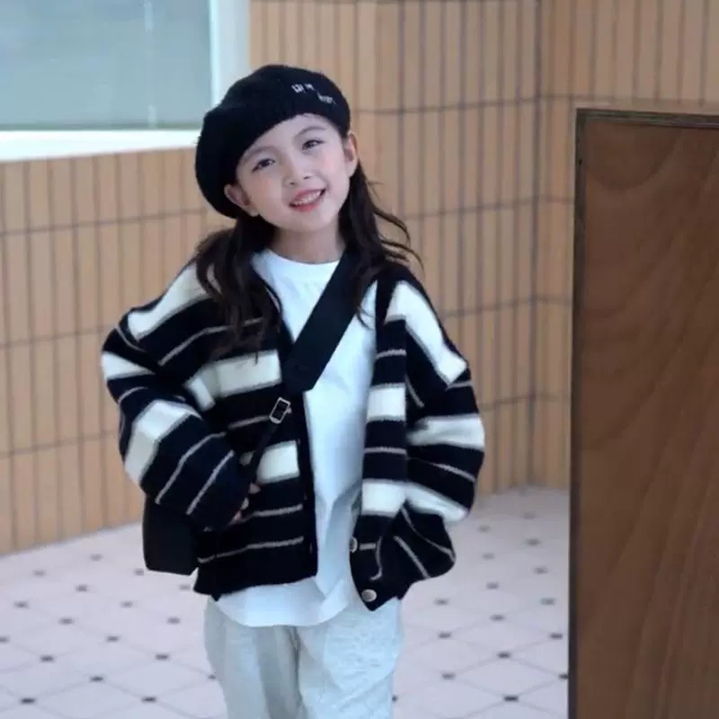 Свитер для девочек, новинка 2023 года, весенне-осенний детский корейский стиль, полосатый вязаный кардиган в западном стиле для маленьких девочек, самая подходящая осенняя одежда