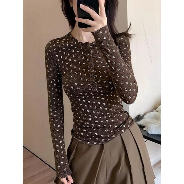 Retro fitted winter long-sleeve with a round collar